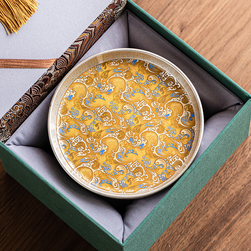 Chinese Porcelain Round Decorative Tray with Auspicious Clouds