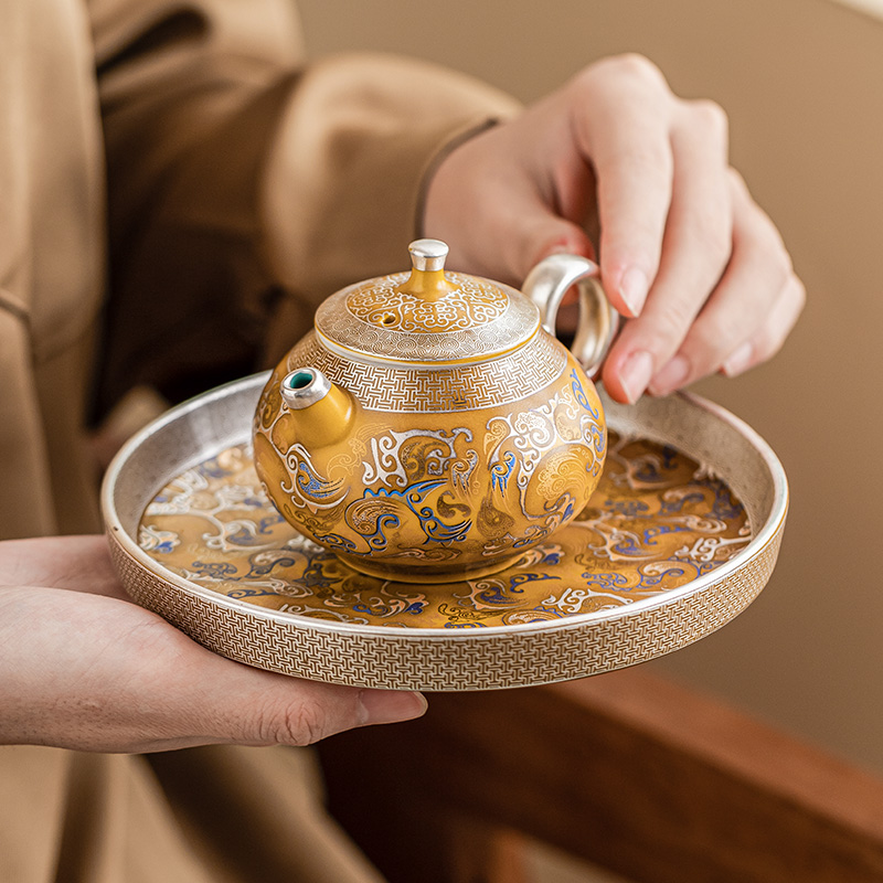 Chinese Porcelain Round Decorative Tray with Auspicious Clouds