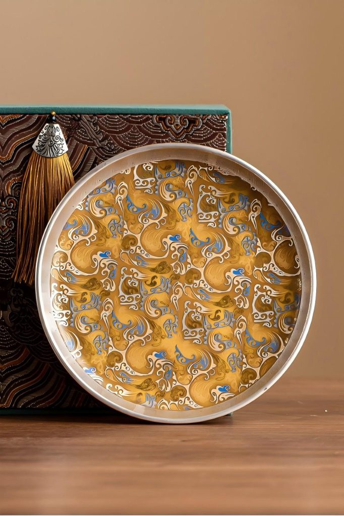 Chinese Porcelain Round Decorative Tray with Auspicious Clouds