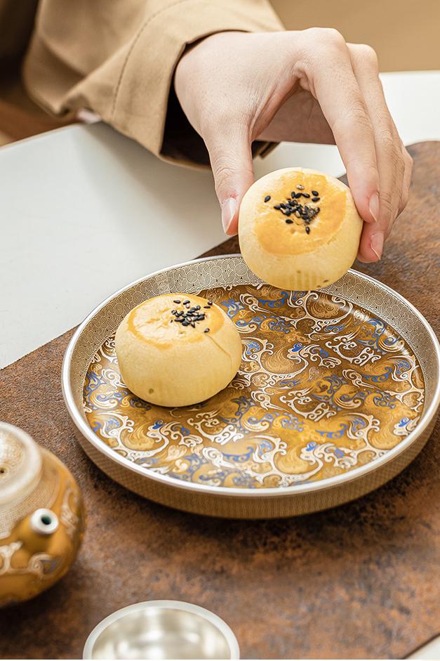 Chinese Porcelain Round Decorative Tray with Auspicious Clouds