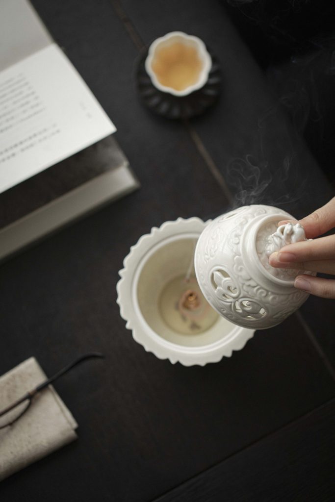 White Porcelain Incense Burner with Foo Dog Lid_002