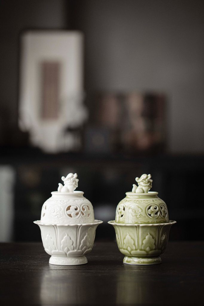 White Porcelain Incense Burner with Foo Dog Lid_002